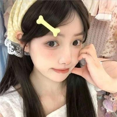 微光下的蓝色男孩